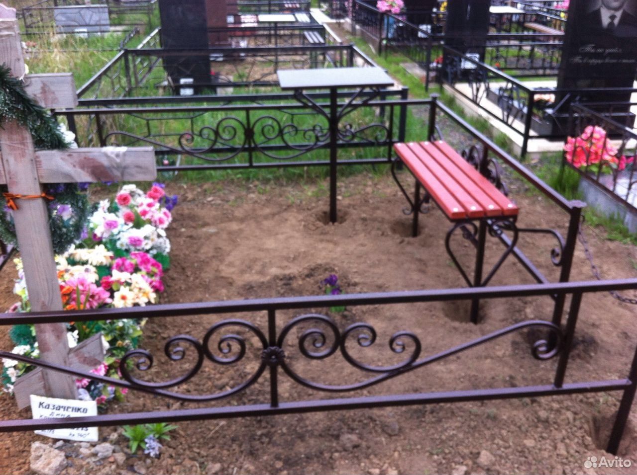 Скамейка около могилы