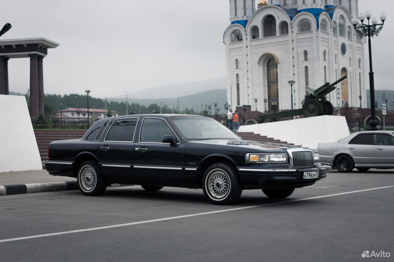 Кар 2 оригинал. Линкольн Таун кар 1997. Линкольн Town car 1997. Автомобиль Lincoln Town car 1997. Линкольн Таун кар 1981 фараон.