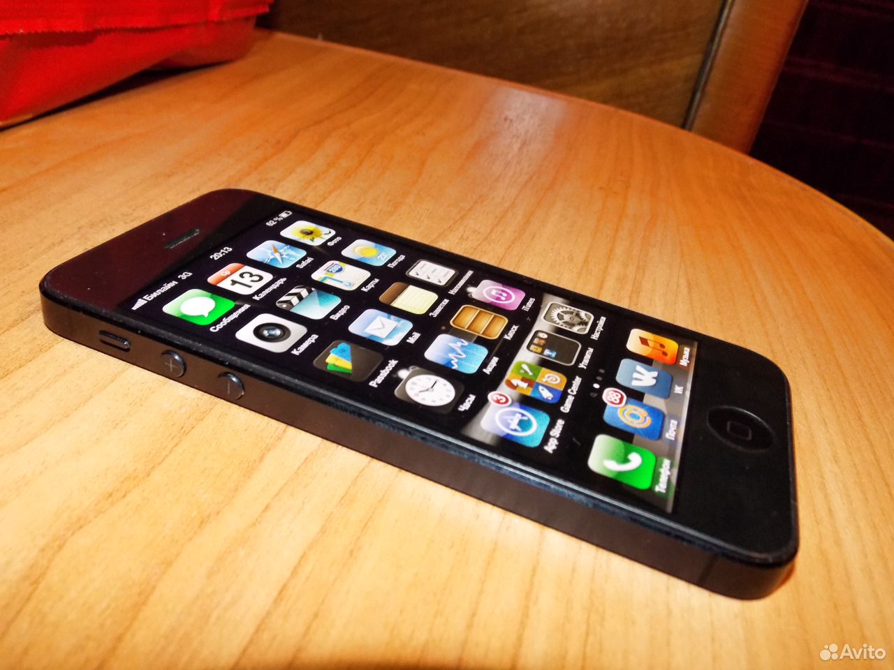 айфон 5с на столе