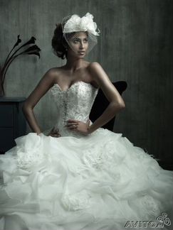 Свадебное платье со шлейфом Allure Bridals