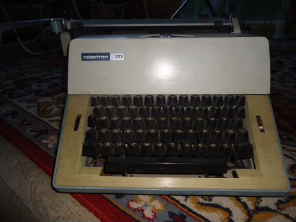 Продам механическую пишущею машинку 