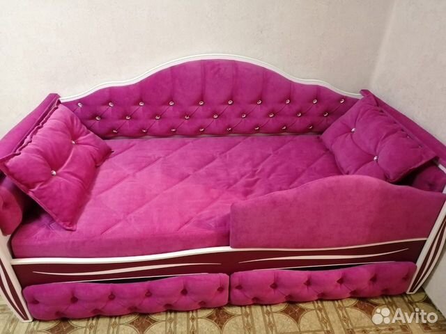 Кровать для девочки с мягкой спинкой