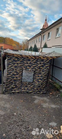 На стойках камуфляж палатка Гарнизон-4 из