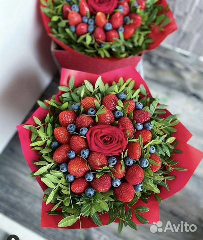 Букет из клубники и цветов