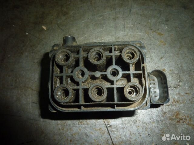 Блок клапанов пневмоподвески Audi Allroad quattro