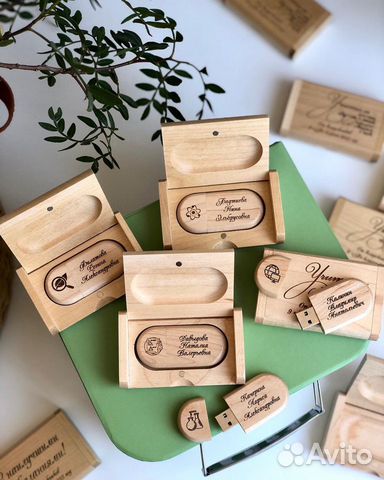 Деревянная флешка с гравировкой, подарок учителю