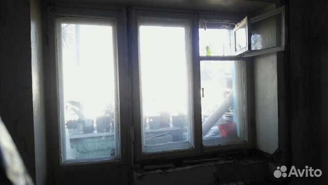 Двери и створки с деревянного балконного блока