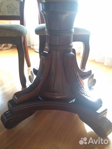 Большой обеденный стол