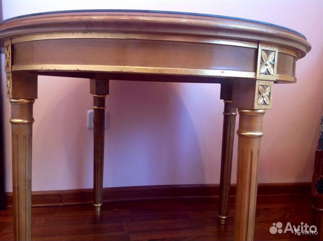 Круглый деревянный кофейный столик— фотография №1