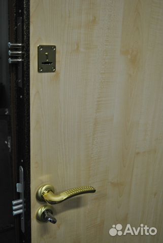 Дверь из стали с отделкой окрас RAL 9011+ ламинат