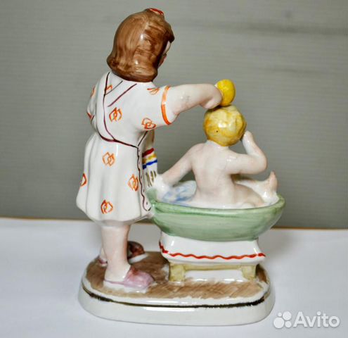 Статуэтка Мама купает малыша. Фарфор. Высокая Статуэтка Мама купает малыша. Фарфор. Высокая