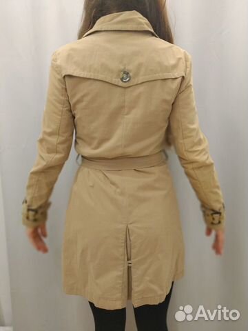 Бежевое пальто на пуговицах Бежевое пальто на пуговицах