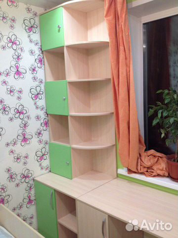 Стол в детскую во всю стену для школьника Стол в детскую во всю стену для школьника