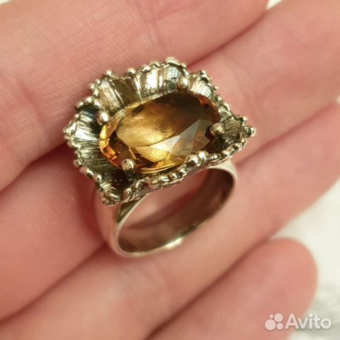 Серебряное кольцо с натуральным топазом Серебряное кольцо с натуральным топазом
