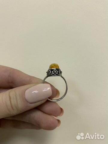 Серебряное кольцо с янтарем