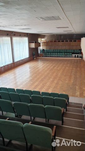 Танцевальный зал на 2 этаже 467 м². Потолок 6 м