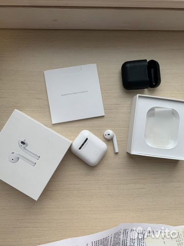 Кейс и правый наушник Airpods