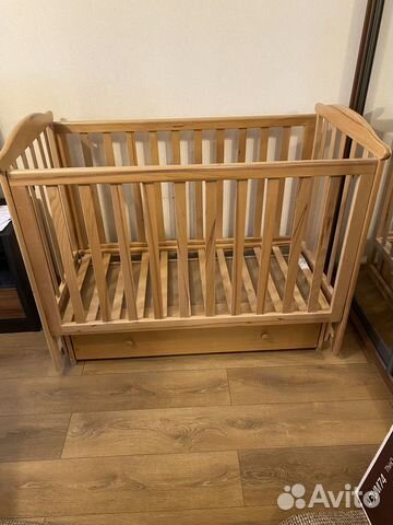 Детская кроватка с поперечным маятником и матрасом