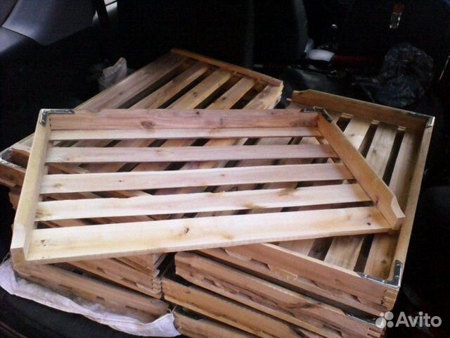 Деревянные хлебные лотки и пластиковые ящики