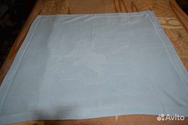 2 трикотажных покрывала: голубого цвета и белого