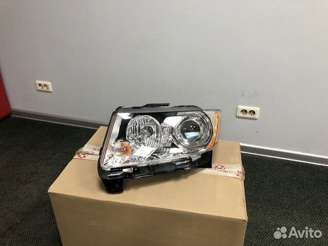 Фара ксенон Grand Cherokee WK2