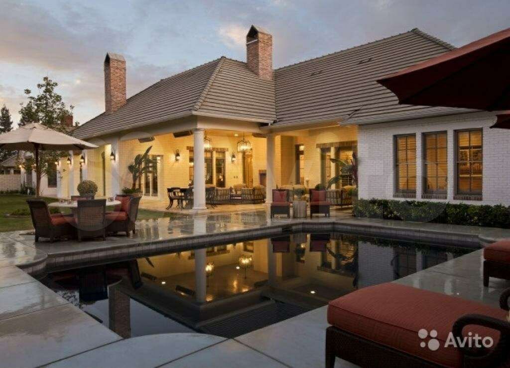 В вечерних сумерках показался большой одноэтажный дом с ржавой железной крышей и с темными окнами