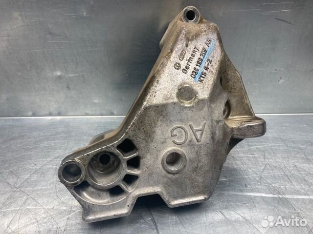 Кронштейн двигателя правый Volkswagen Golf 4