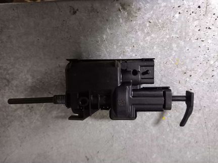 Механизм открывания лючка бензобака Renault Megane