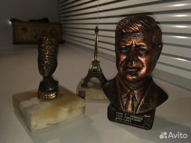 Настольная статуэтка