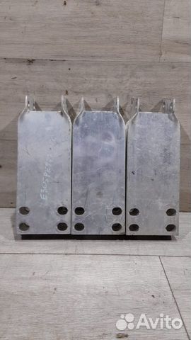 Кронштейн переднего усилителя правый Mercedes E