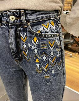 Джинсы мом с вышивкой