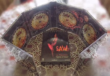 Трилогия фильма пила на 6DVD дисках. На английском
