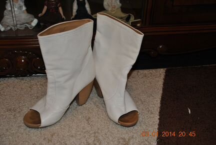 Красивые сапожки с открытым мысом