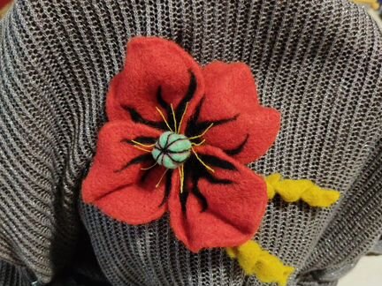 Брошь тонкая на каркасе яркий Мак с колосьями