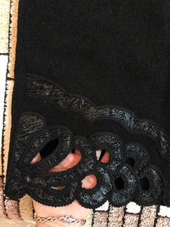 Черная юбка с вышивкой