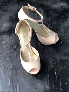 Босоножки бежевые