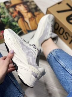 Adidas Yeezy Boost 700