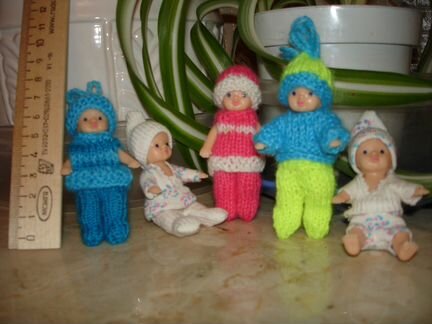 Куклы в одежде и детская мебель