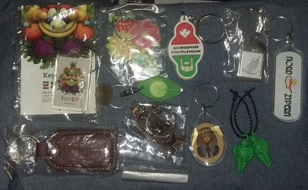 Брелоки, бирки на багаж много