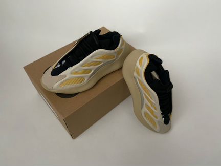 Кроссовки Adidas Yeezy 700 V3 Safflower 11.5 US