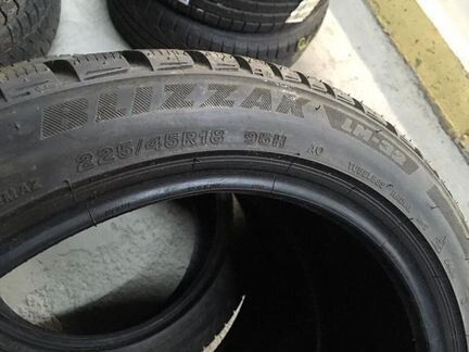 Пара Bridgestone Blizzak LM-32 225/45 R18