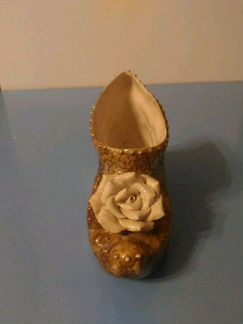 Фарфоровая туфелька с красивым цветком