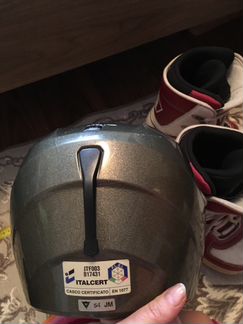 Шлем и ботинки сноубордические