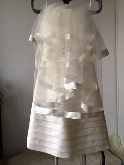 Короткое атласное свадебное платье с фатой