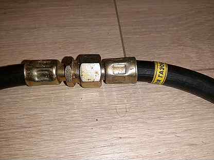 Клапан на газовый шланг. 101070. Шланг пропускает газ. Гибкая подводка сильфонного типа 1/2 гайка-гайка аквапроф. Подводка для газа из пвх 1/2" вр-нр 1,5м.