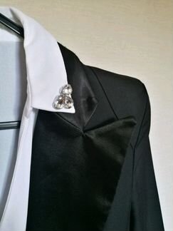 Женский пиджак-смокинг с атласным лацканами