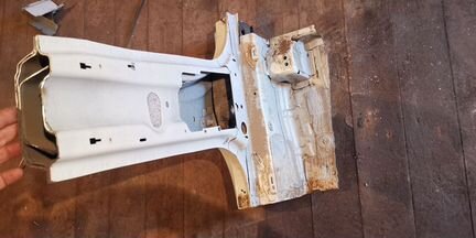 Audi A7 2011-2018 средняя стойка левая