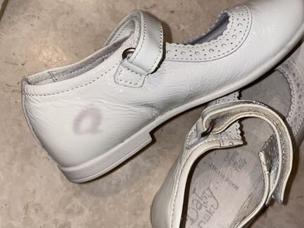 Туфли для девочки 26 размер белые лаковые