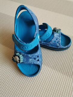 Сандалии Crocs со светящимися акулами