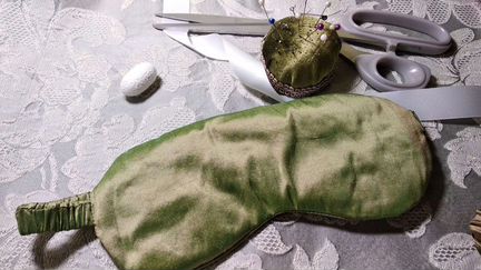 Шелковая маска для крепкого сна